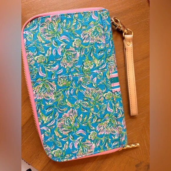 Lilly Pulitzer Tropical Travel Passport Wallet
Wristlet Chick Magnet Zip Up - Picture 5 of 5